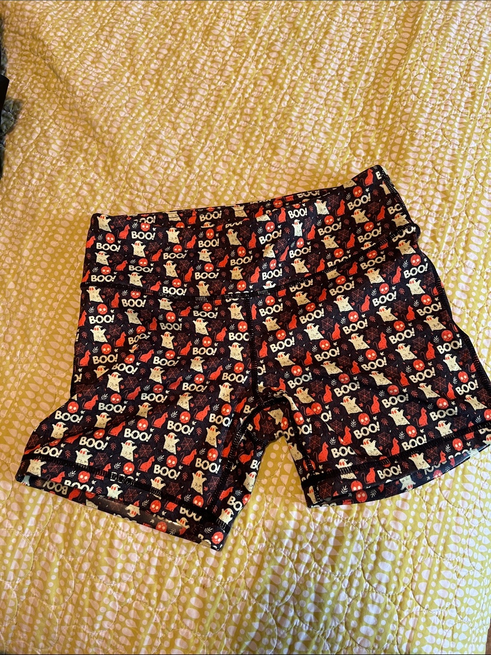 Black Halloween 'Boo' Print Women's Stretch Gym Shorts, 5” inseam